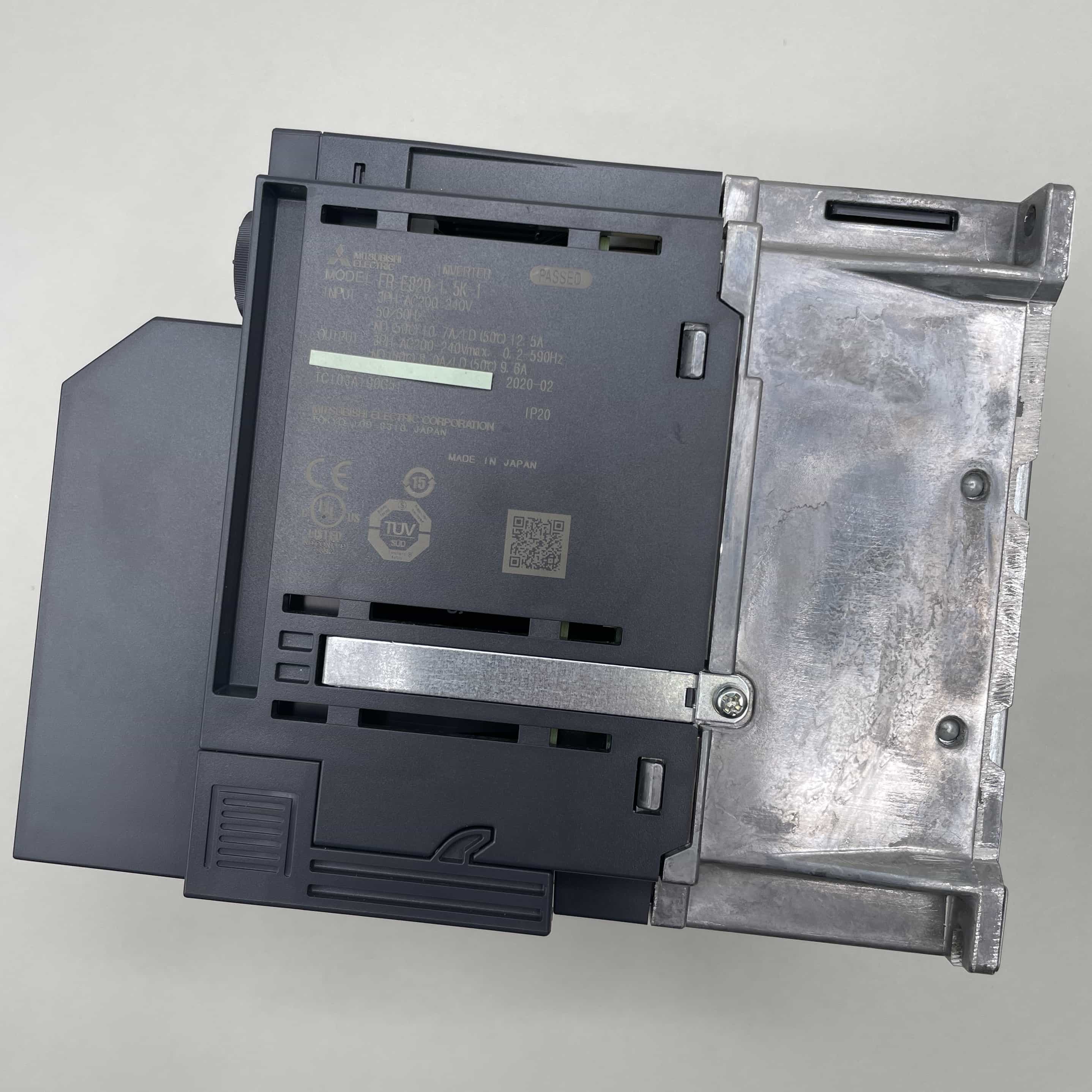 FR-E820-1.5K-1 (FR-A8NC付属) 2020年製 インバータ（三相200Vクラス